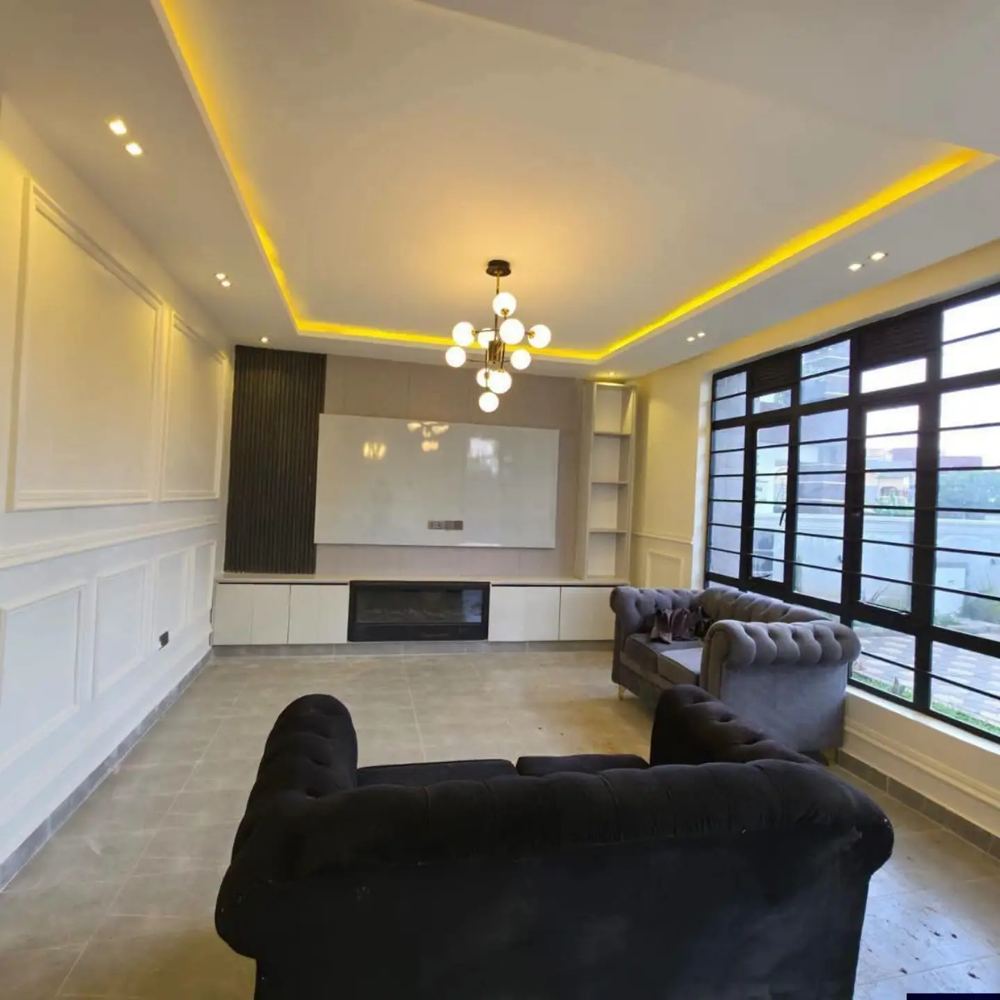 Ultra-Modern 4-Bedroom All En-suite Maisonette + DSQ + Attic Family Room thumbnail 4