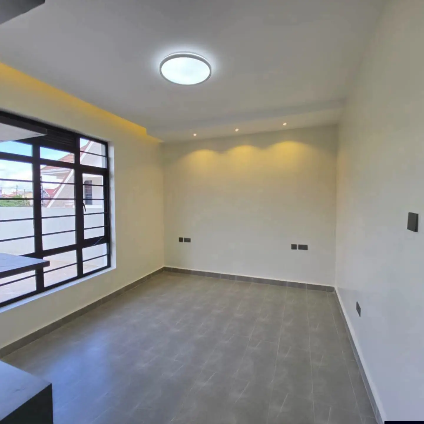 Ultra-Modern 4-Bedroom All En-suite Maisonette + DSQ + Attic Family Room thumbnail 5