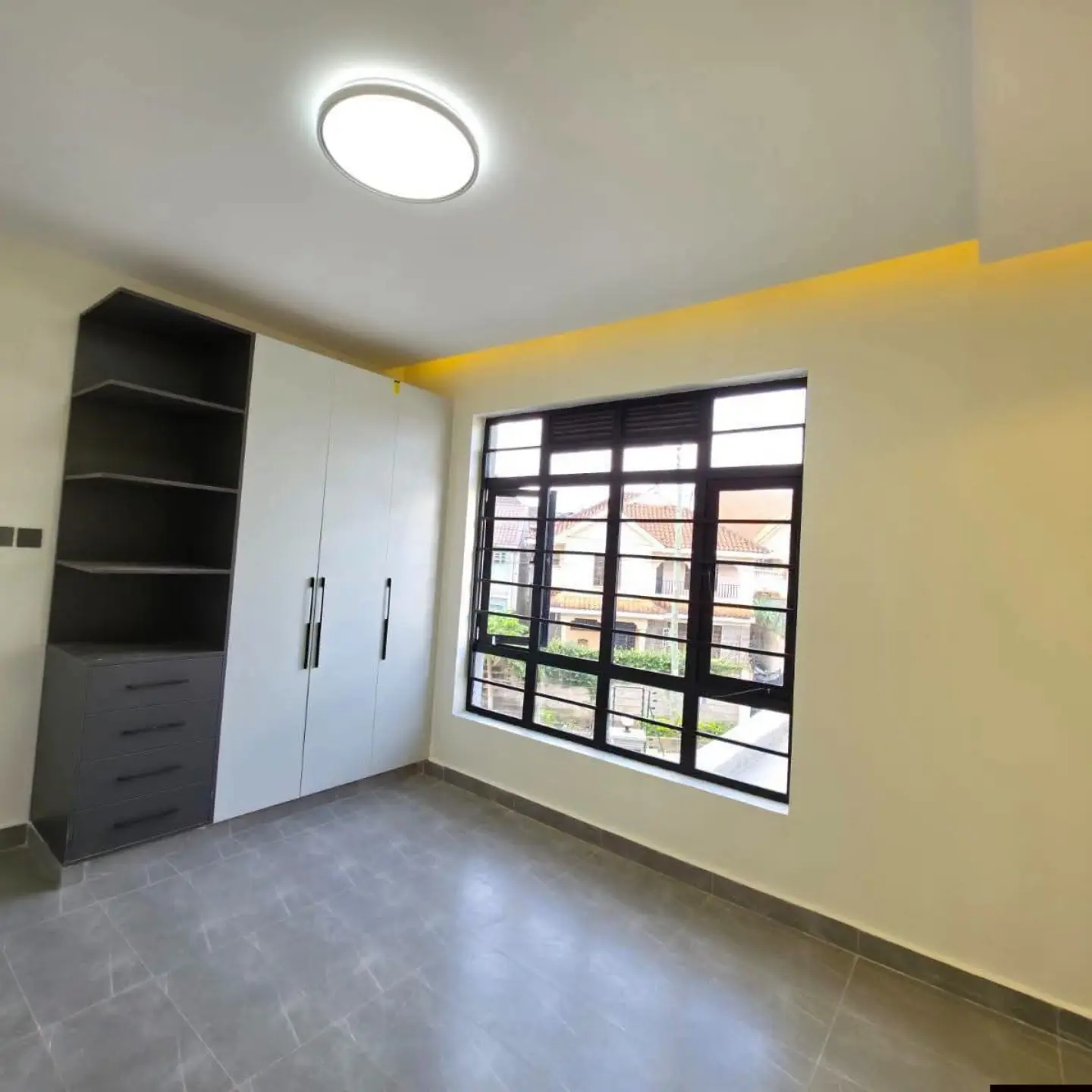 Ultra-Modern 4-Bedroom All En-suite Maisonette + DSQ + Attic Family Room thumbnail 7