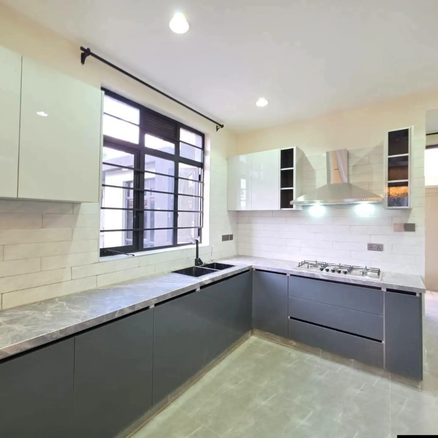 Ultra-Modern 4-Bedroom All En-suite Maisonette + DSQ + Attic Family Room thumbnail 8