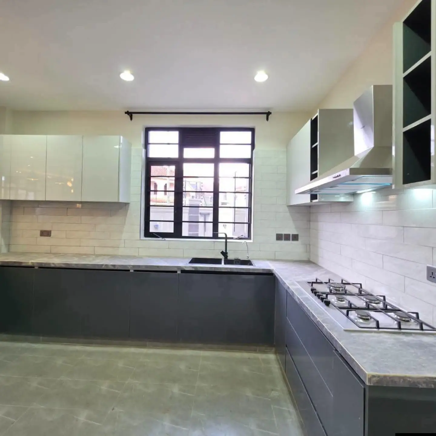 Ultra-Modern 4-Bedroom All En-suite Maisonette + DSQ + Attic Family Room thumbnail 9