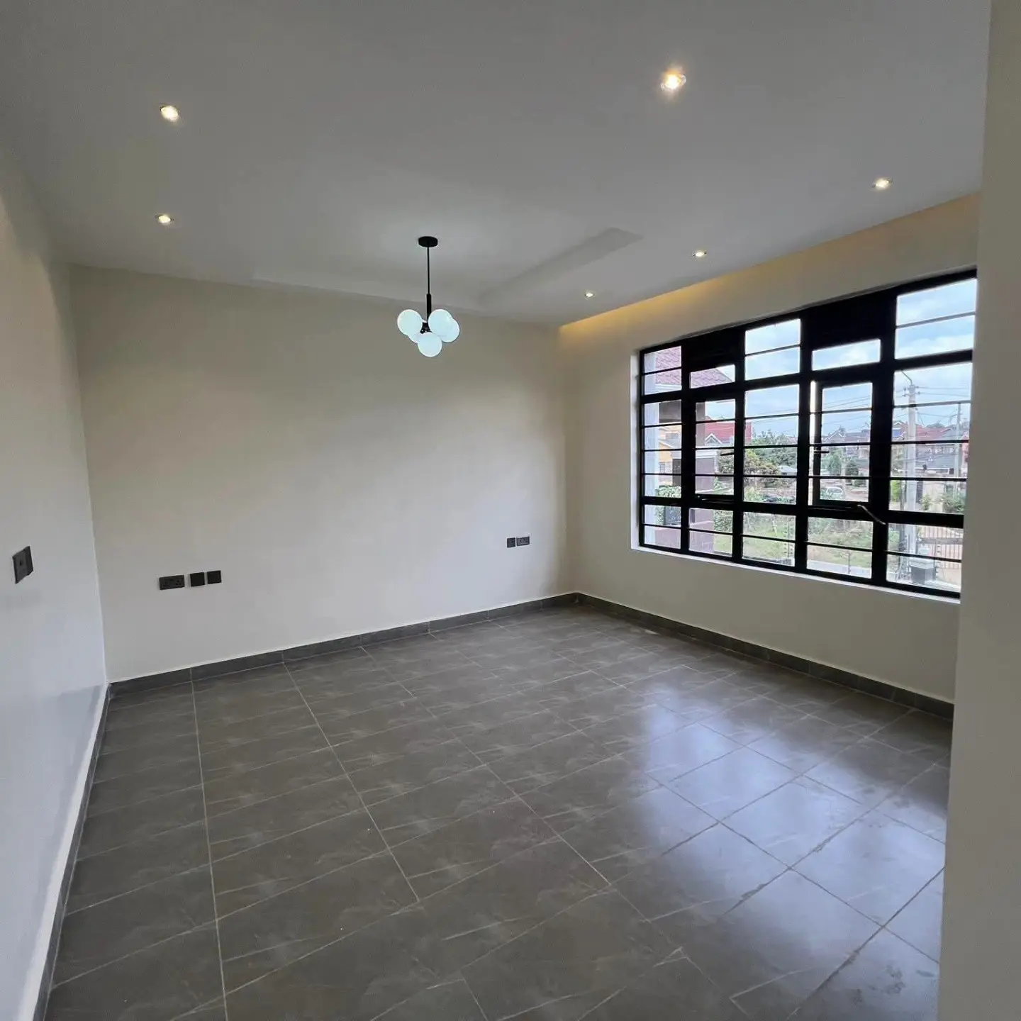 Ultra-Modern 4-Bedroom All En-suite Maisonette + DSQ + Attic Family Room thumbnail 10