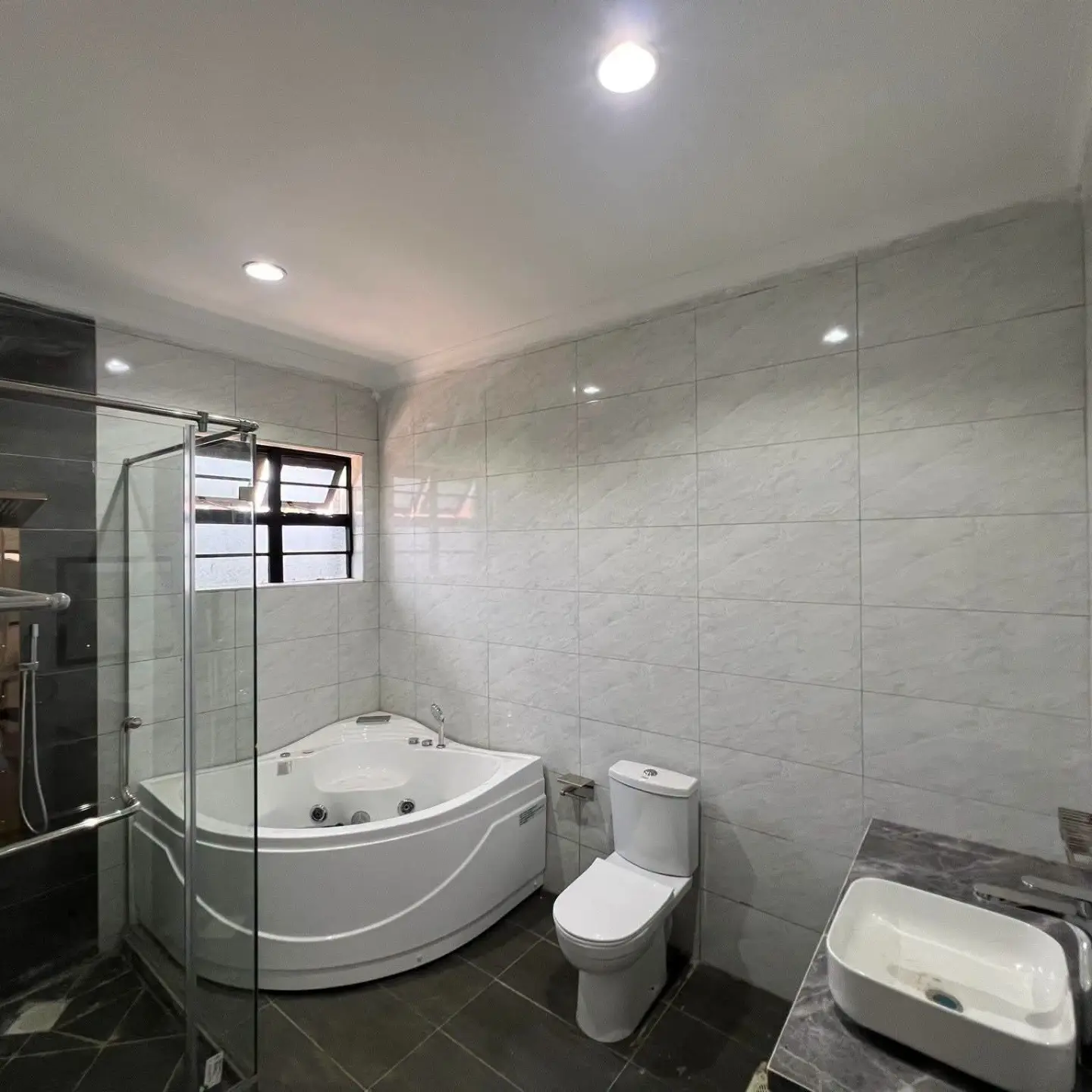 Ultra-Modern 4-Bedroom All En-suite Maisonette + DSQ + Attic Family Room thumbnail 12