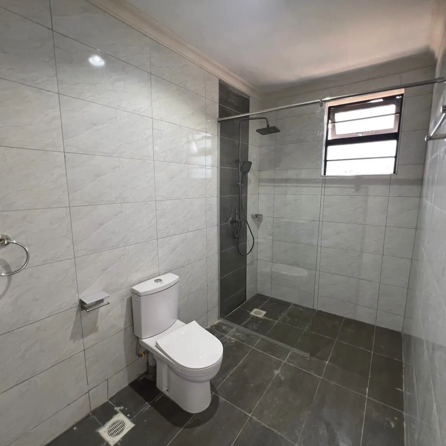 Ultra-Modern 4-Bedroom All En-suite Maisonette + DSQ + Attic Family Room thumbnail 13