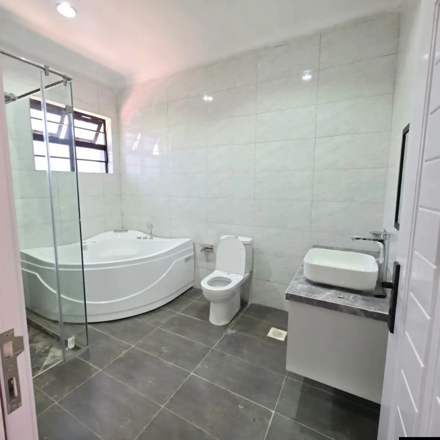 Ultra-Modern 4-Bedroom All En-suite Maisonette + DSQ + Attic Family Room thumbnail 15