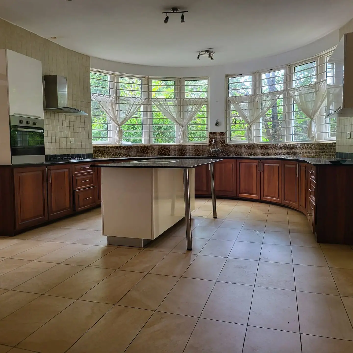 5 Bedroom Townhouse To Let in Nairobi — Rosslyn, Nairobi