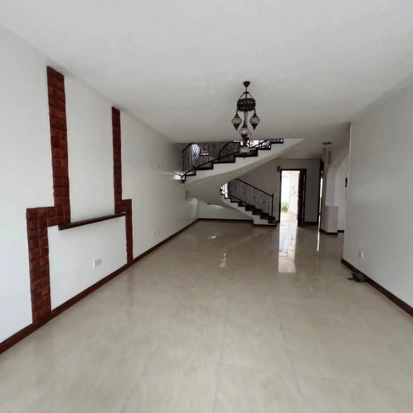 Elegant 4-Bedroom Townhouse with SQ To Let thumbnail 2