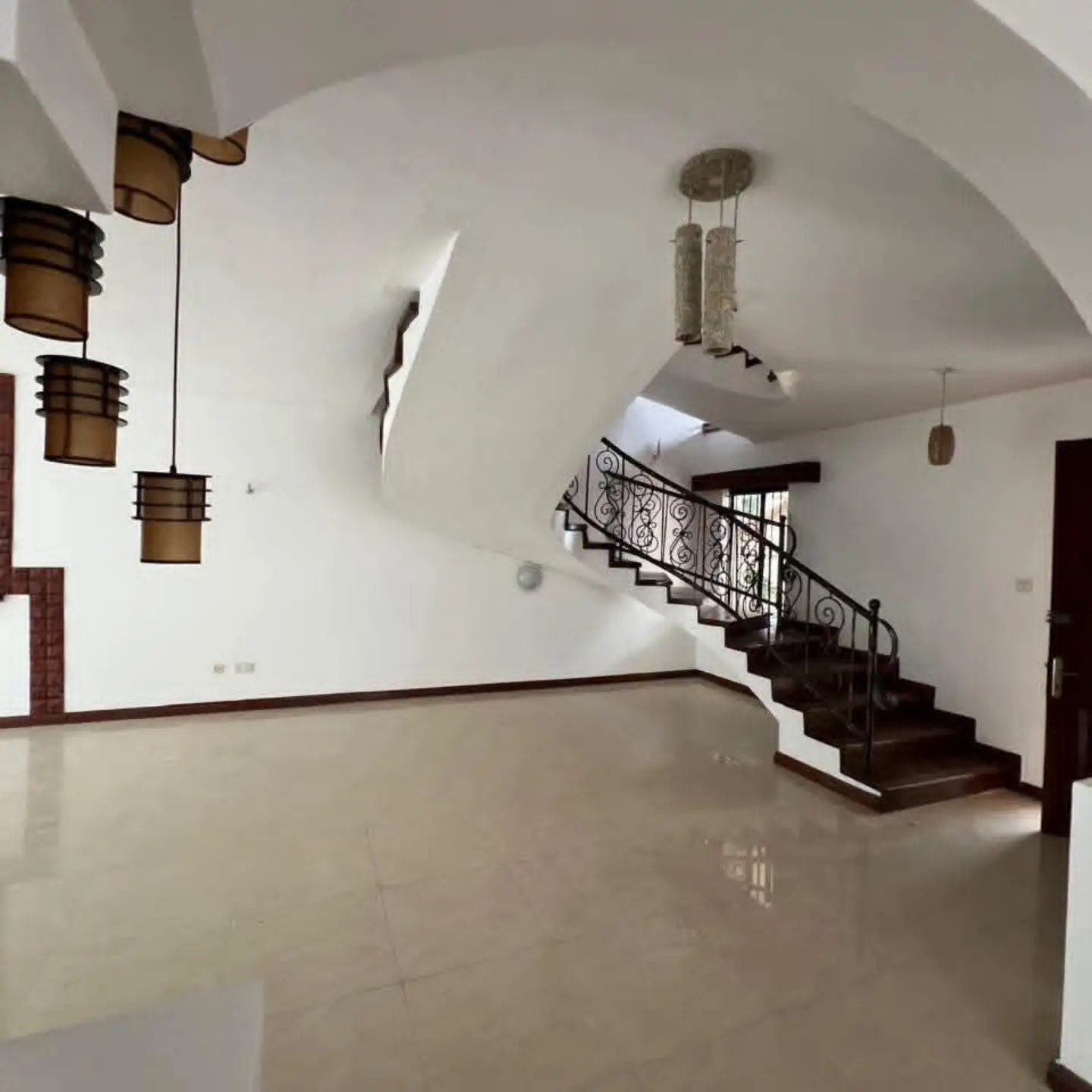 Elegant 4-Bedroom Townhouse with SQ To Let thumbnail 3