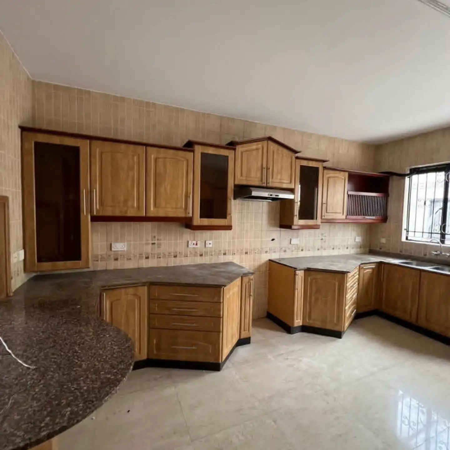 Elegant 4-Bedroom Townhouse with SQ To Let thumbnail 5