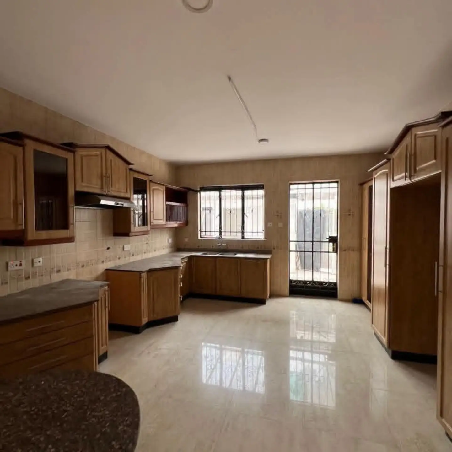 Elegant 4-Bedroom Townhouse with SQ To Let thumbnail 6