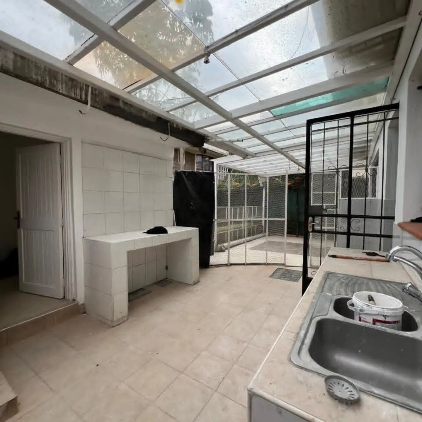 Elegant 4-Bedroom Townhouse with SQ To Let thumbnail 7