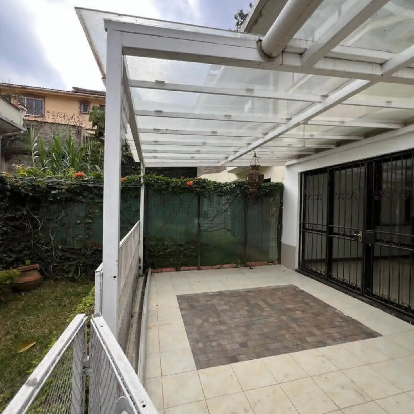 Elegant 4-Bedroom Townhouse with SQ To Let thumbnail 8