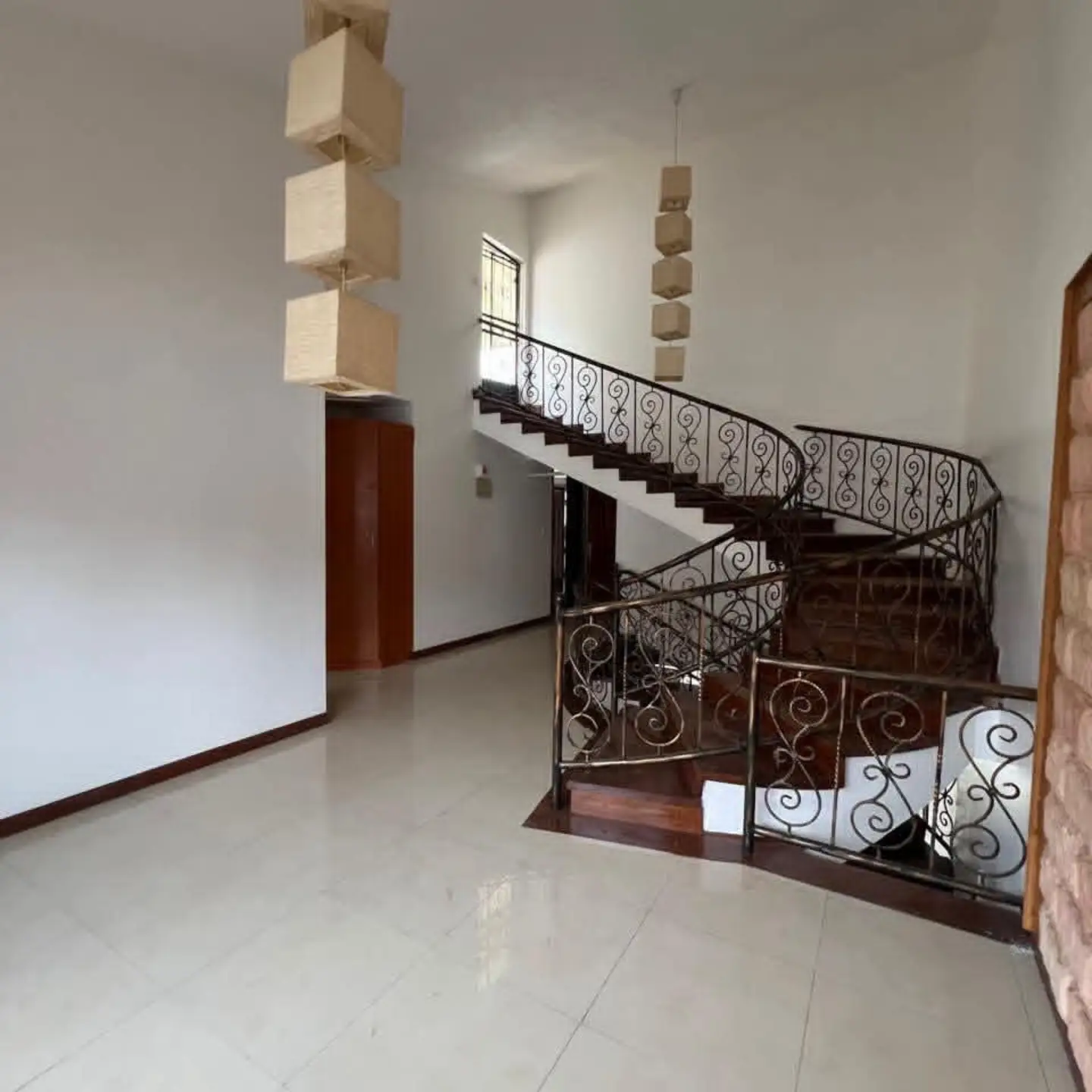 Elegant 4-Bedroom Townhouse with SQ To Let thumbnail 9
