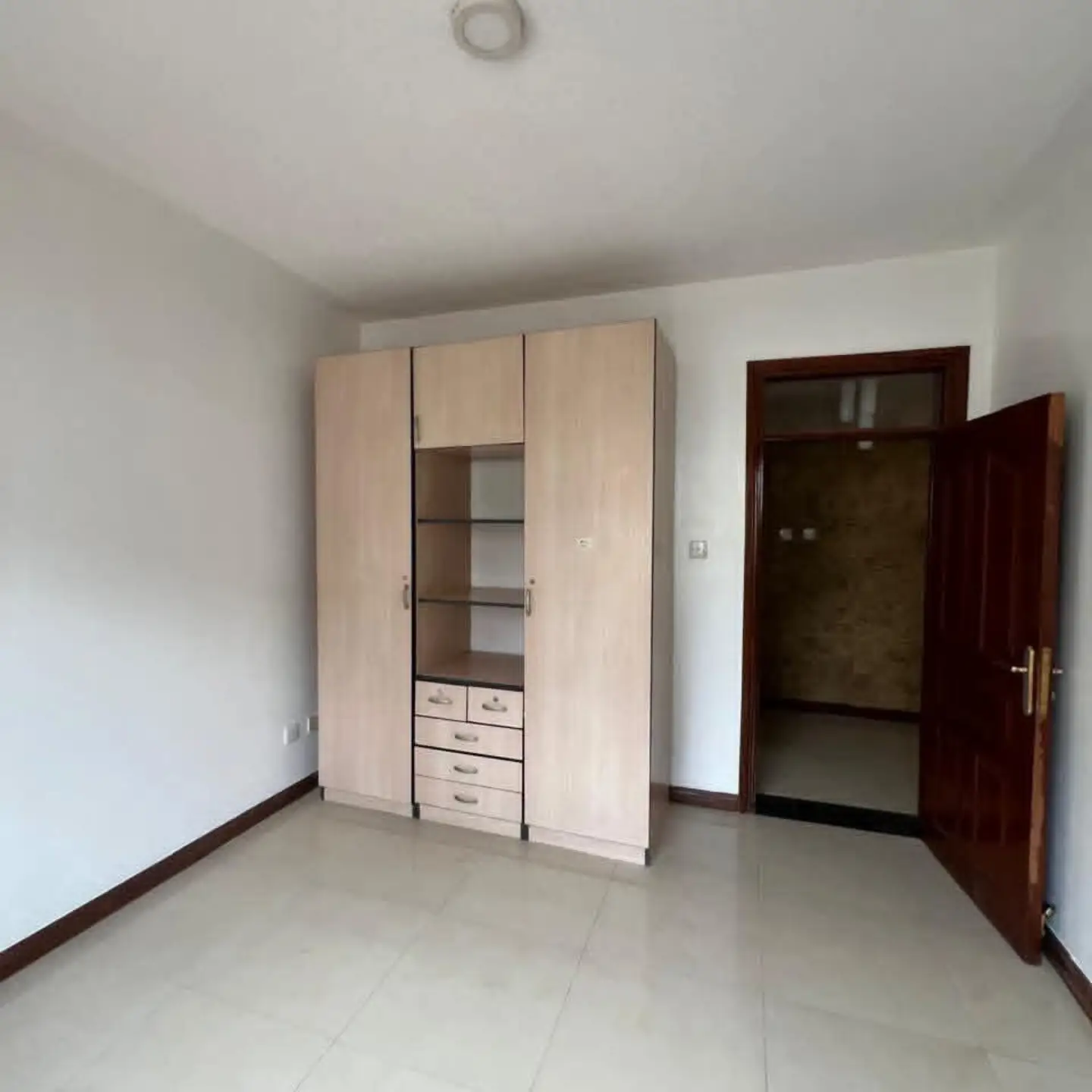 Elegant 4-Bedroom Townhouse with SQ To Let thumbnail 10