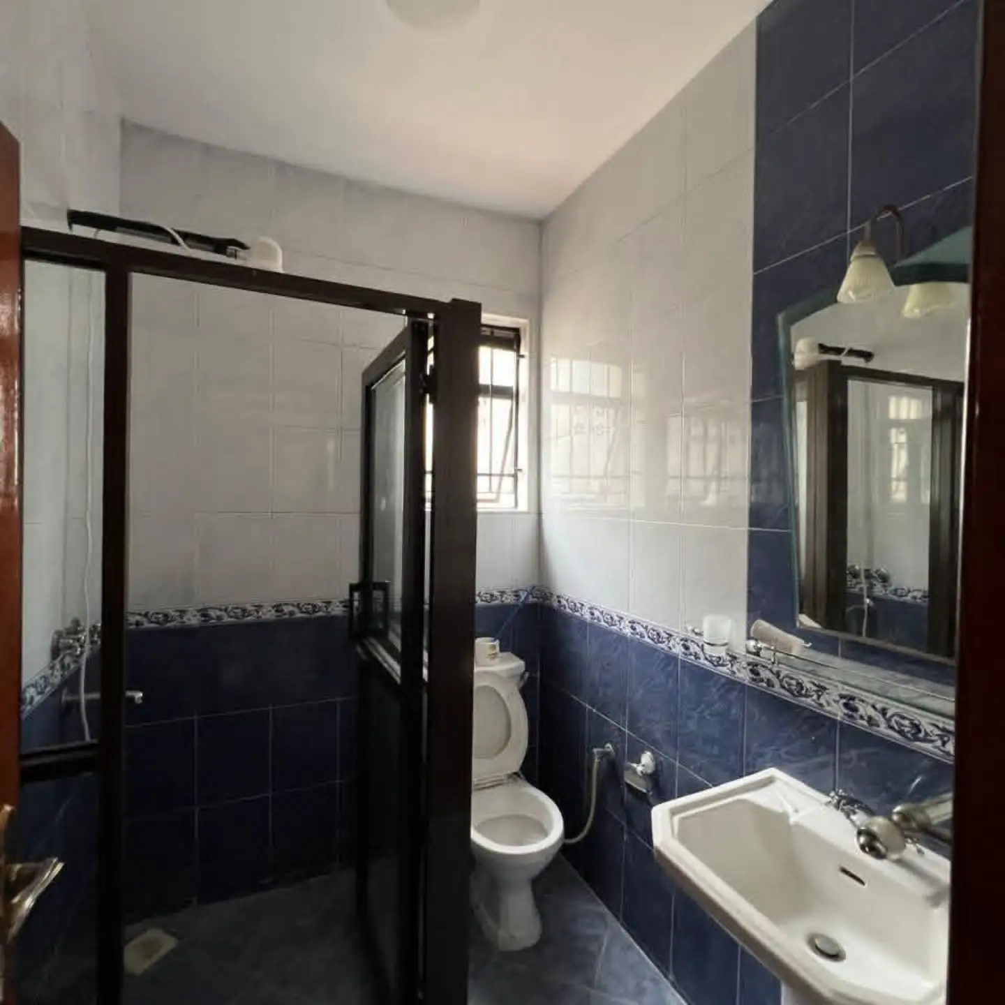 Elegant 4-Bedroom Townhouse with SQ To Let thumbnail 11