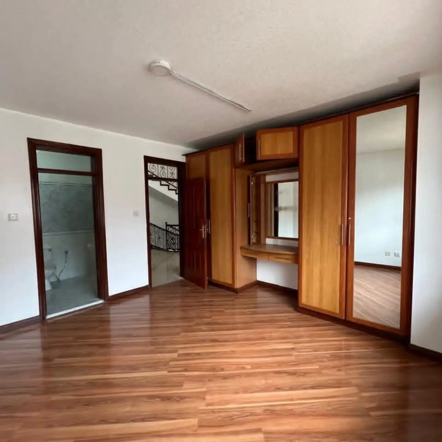 Elegant 4-Bedroom Townhouse with SQ To Let thumbnail 12