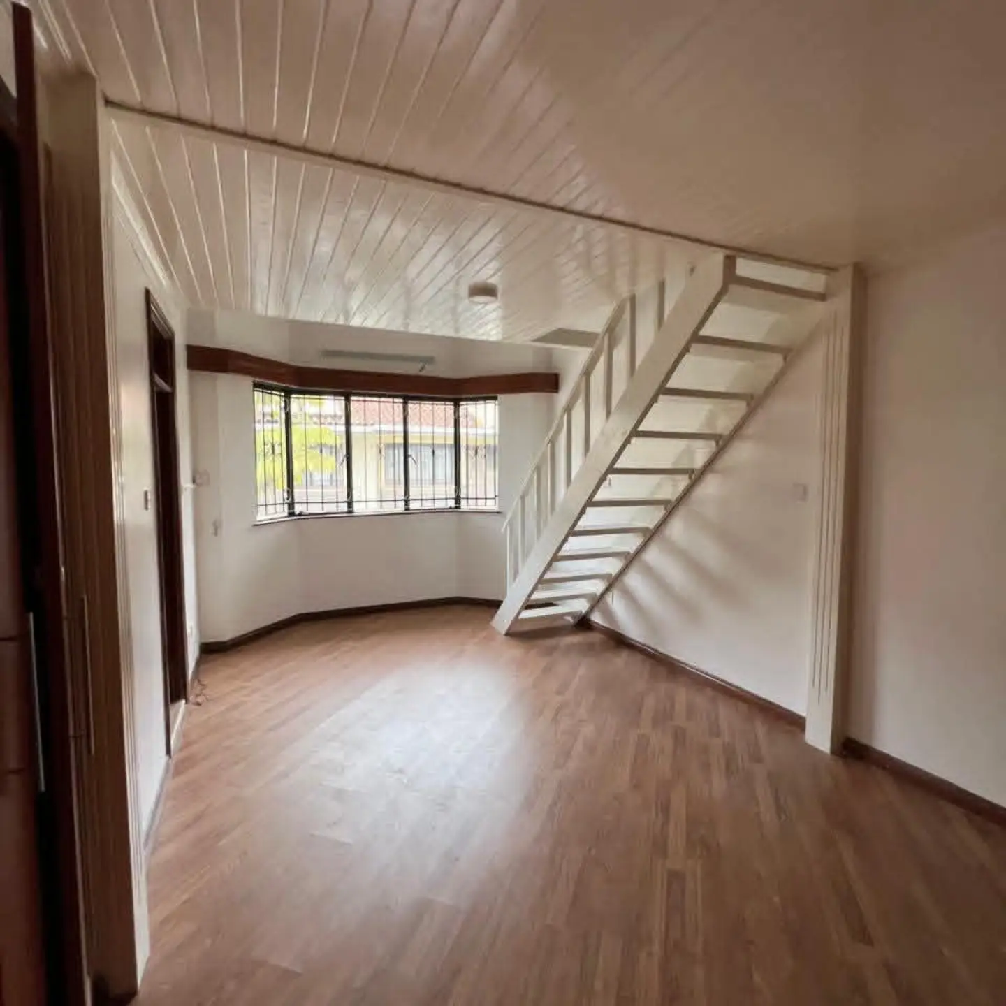 Elegant 4-Bedroom Townhouse with SQ To Let thumbnail 13