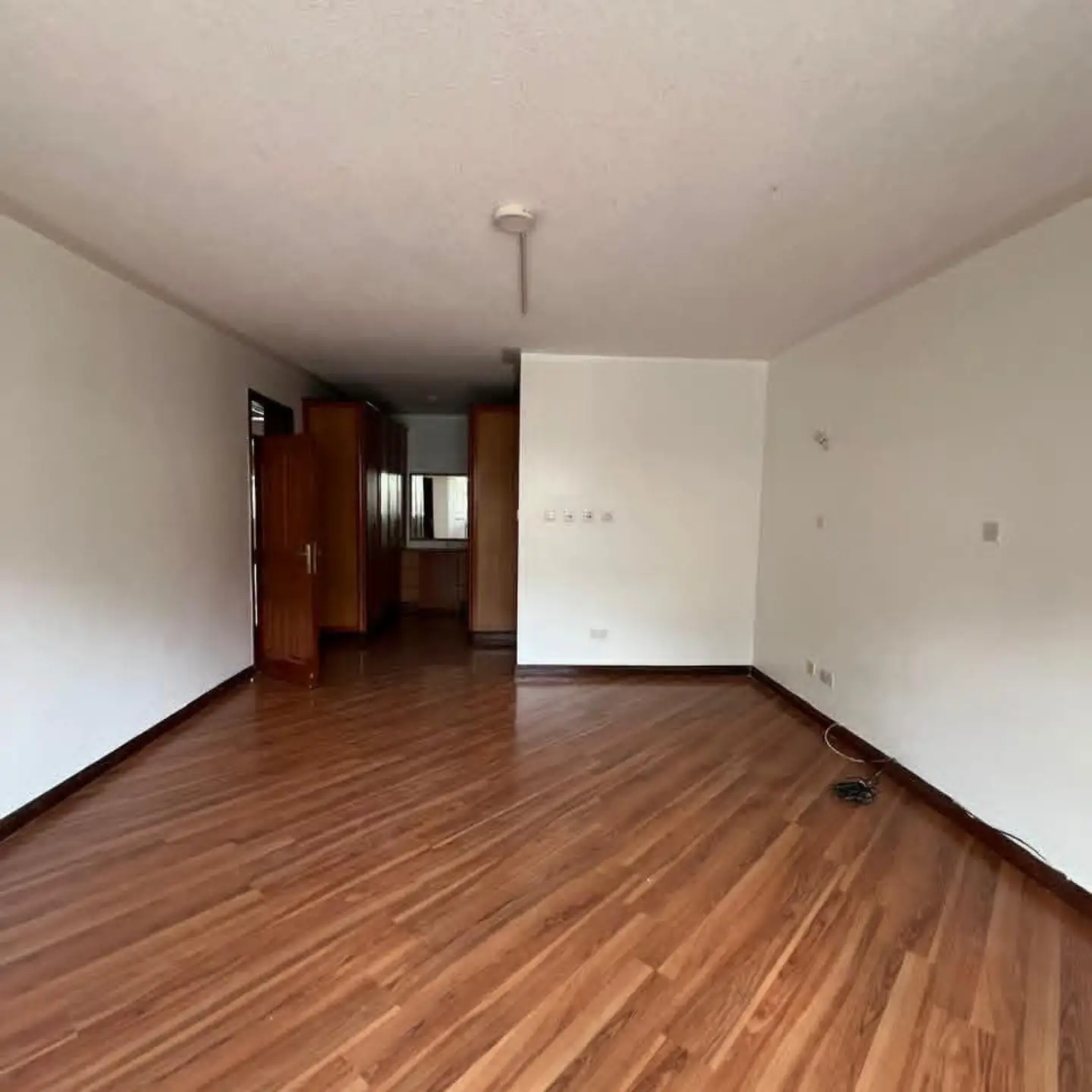 Elegant 4-Bedroom Townhouse with SQ To Let thumbnail 14