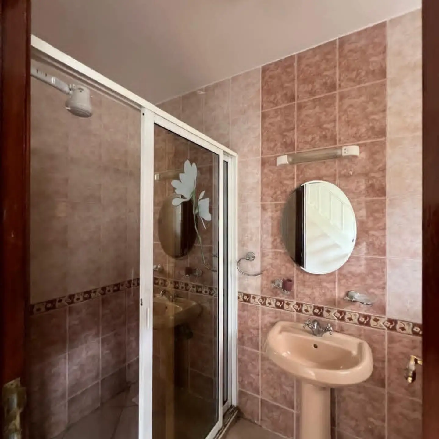 Elegant 4-Bedroom Townhouse with SQ To Let thumbnail 15