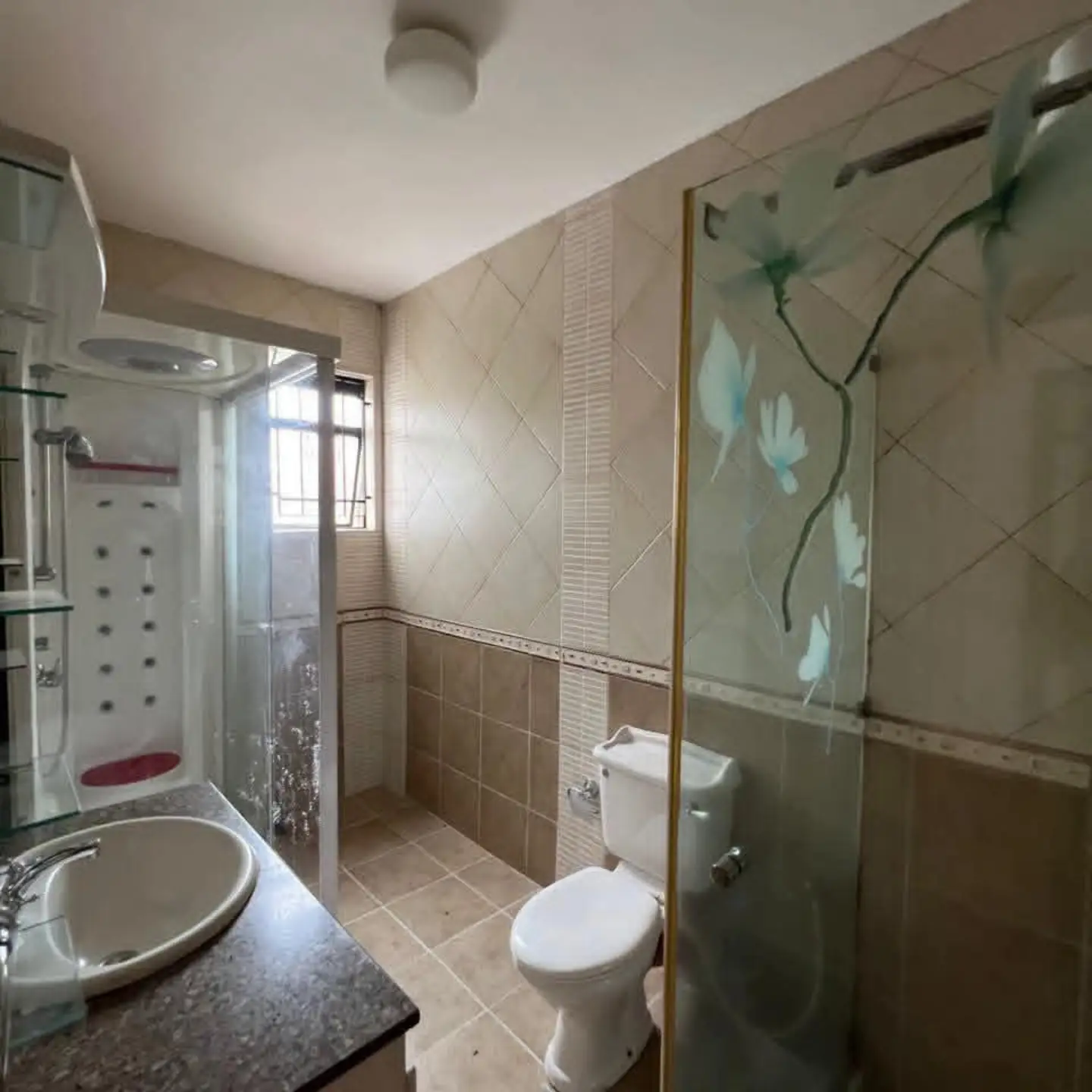 Elegant 4-Bedroom Townhouse with SQ To Let thumbnail 16