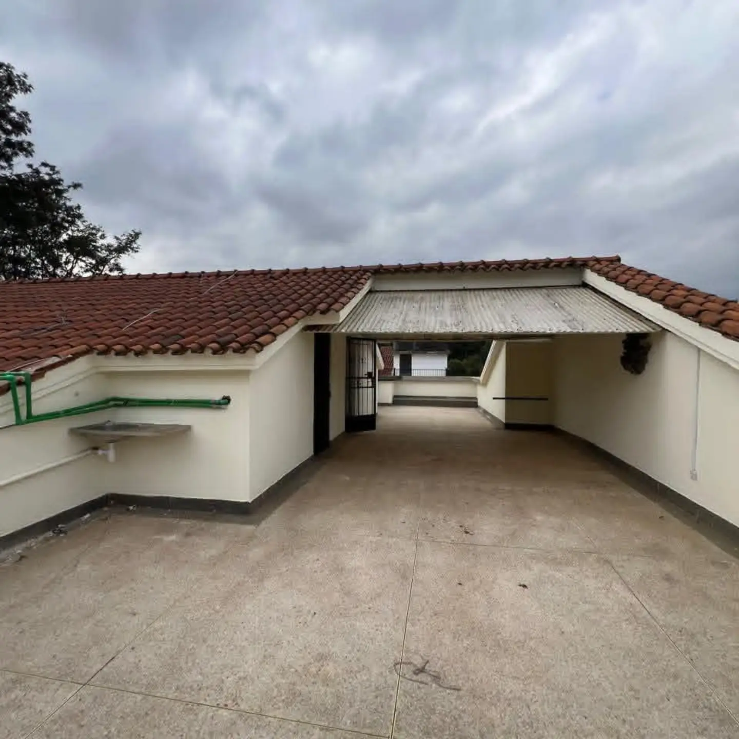 Elegant 4-Bedroom Townhouse with SQ To Let thumbnail 17