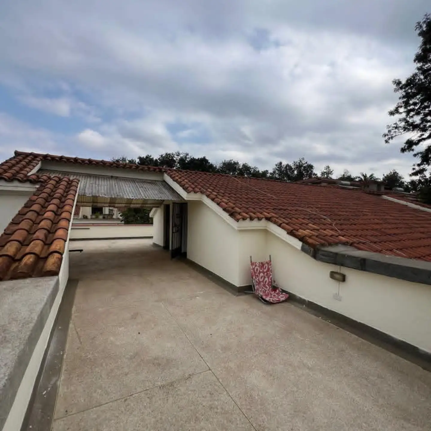 Elegant 4-Bedroom Townhouse with SQ To Let thumbnail 18