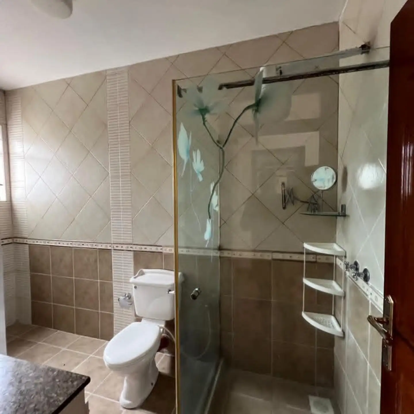 Elegant 4-Bedroom Townhouse with SQ To Let thumbnail 19