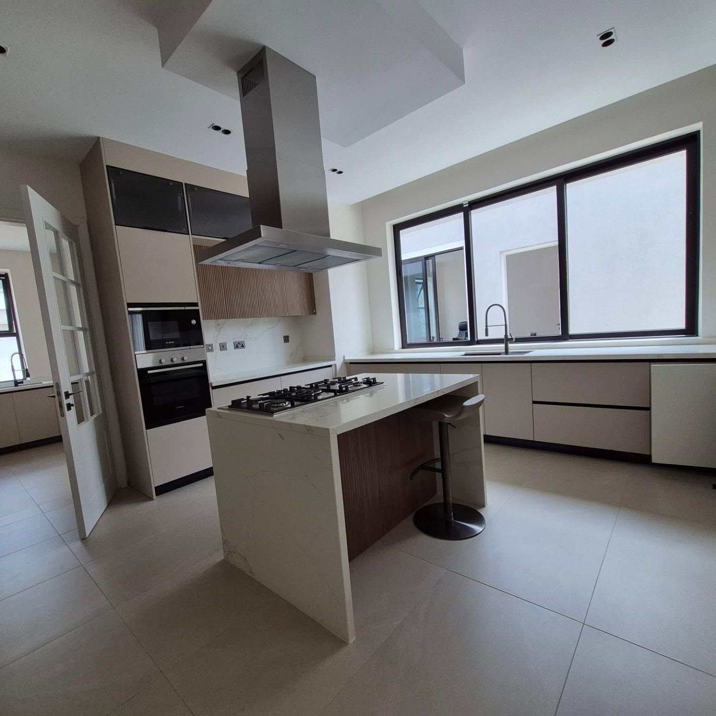 BRAND NEW LUXURIOUS 5 BEDROOM VILLA. thumbnail 4
