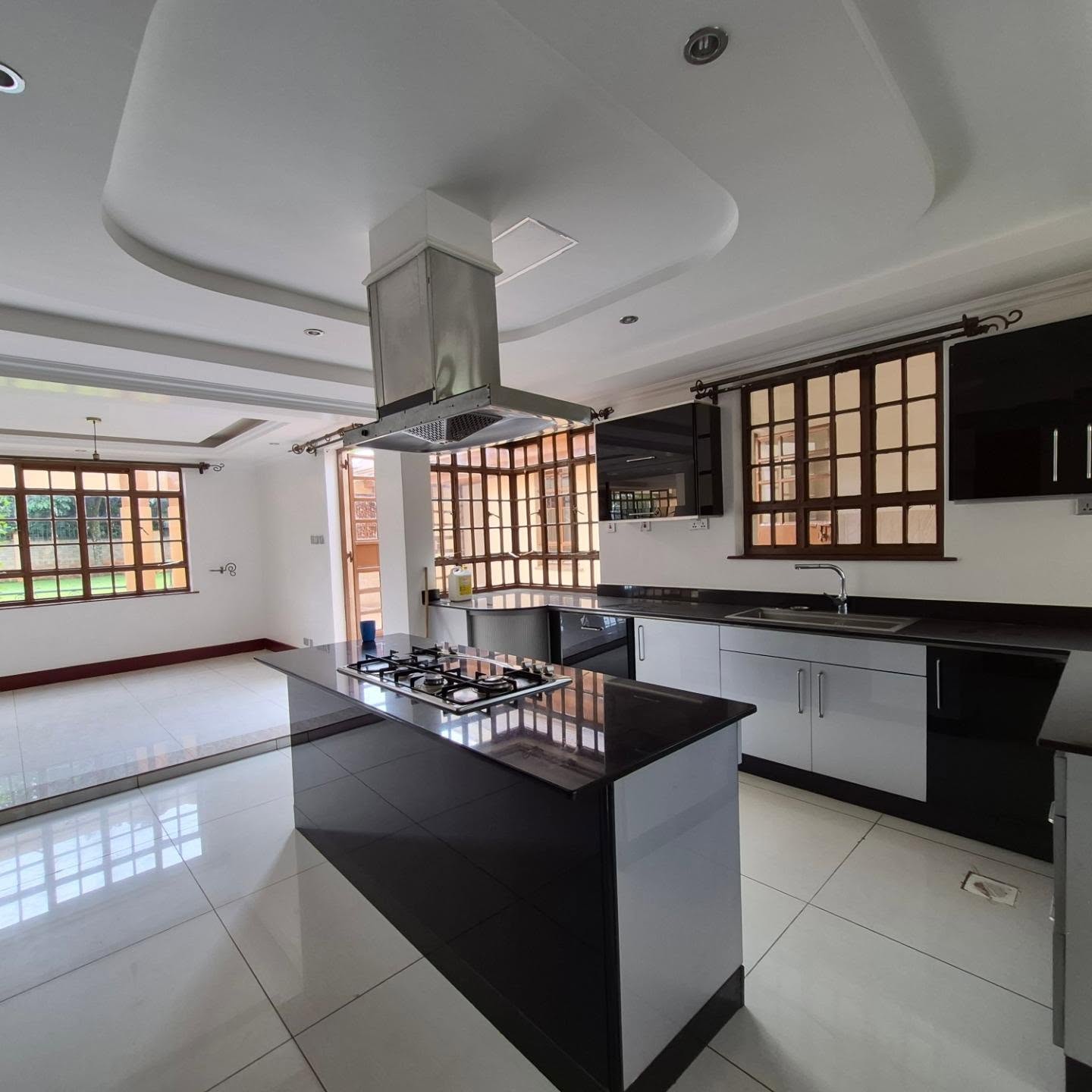 Executive 5 bedroom all En-suite House thumbnail 2