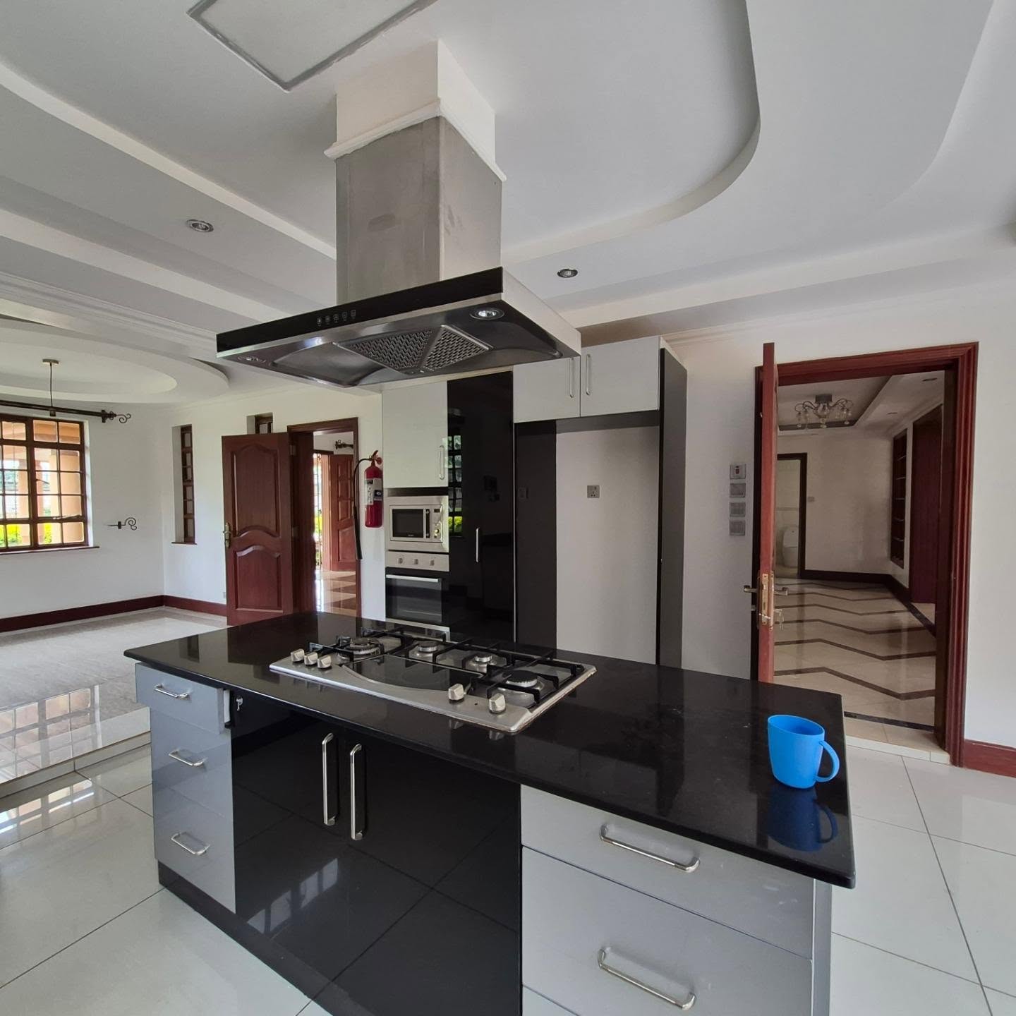 Executive 5 bedroom all En-suite House thumbnail 3