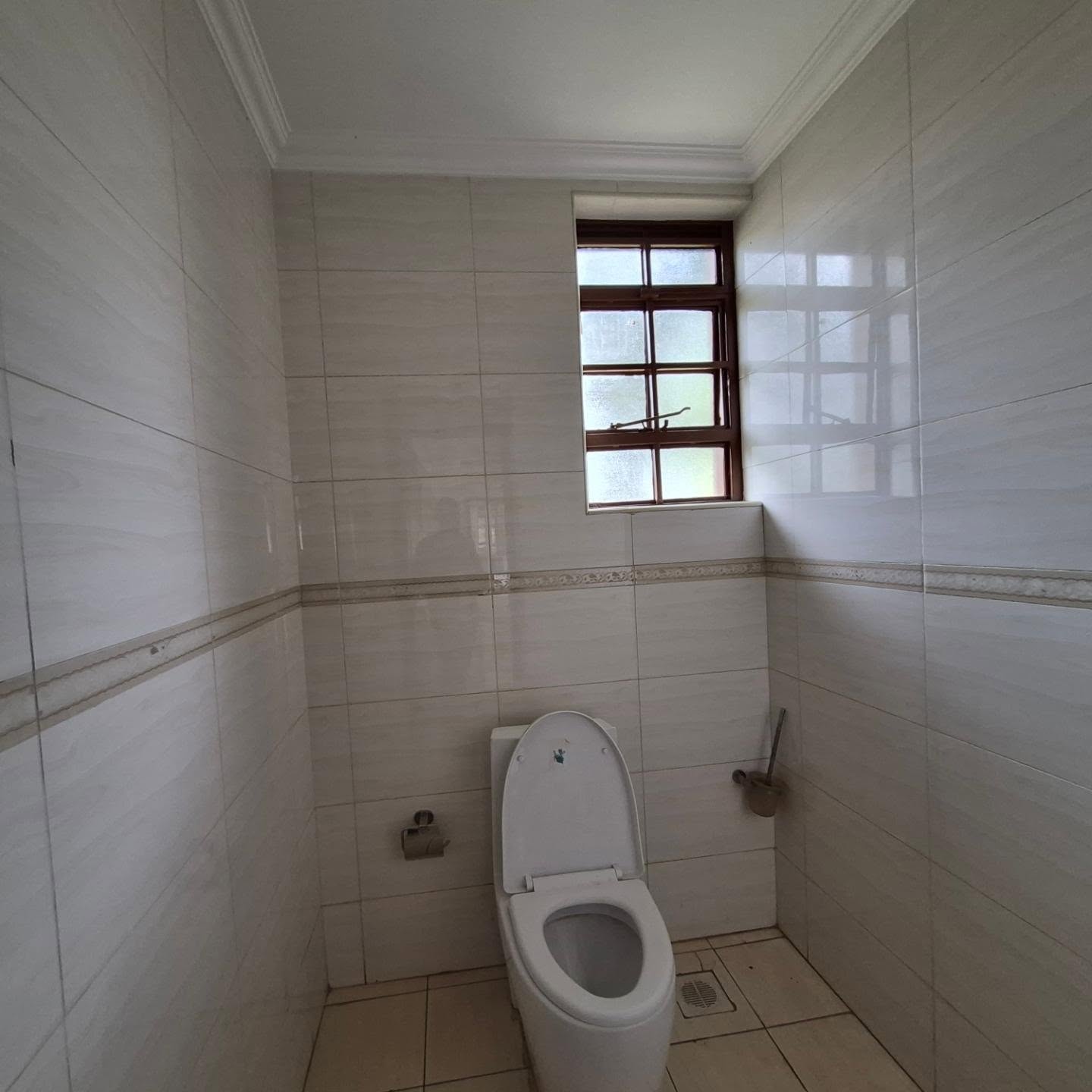 Executive 5 bedroom all En-suite House thumbnail 8