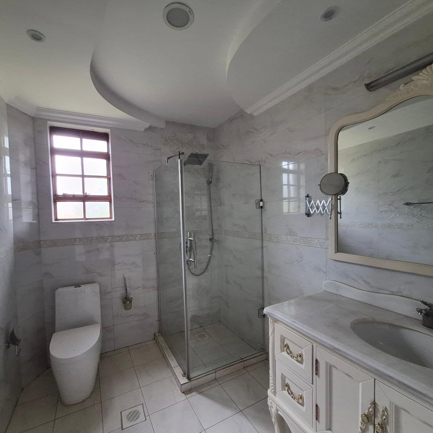 Executive 5 bedroom all En-suite House thumbnail 9