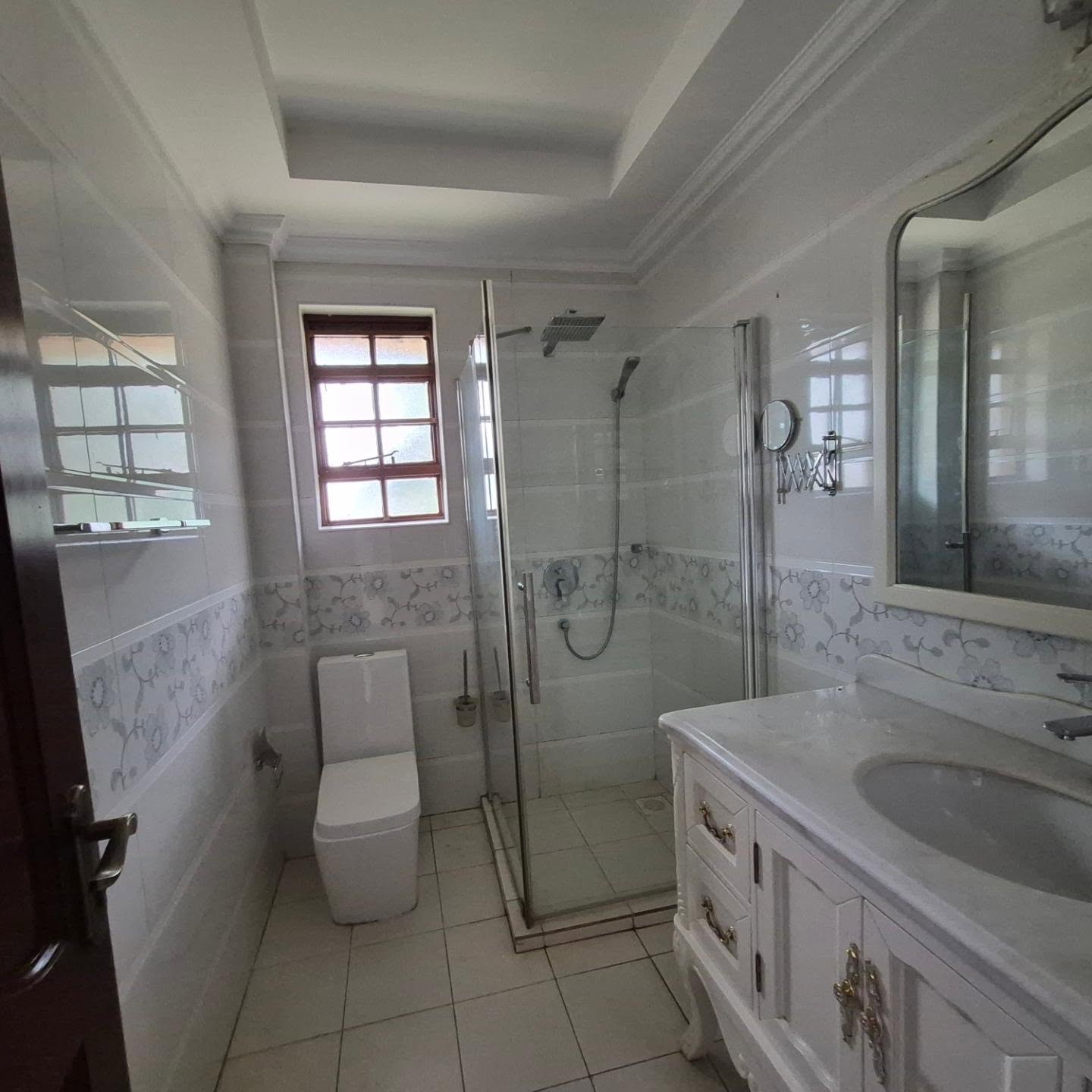Executive 5 bedroom all En-suite House thumbnail 15