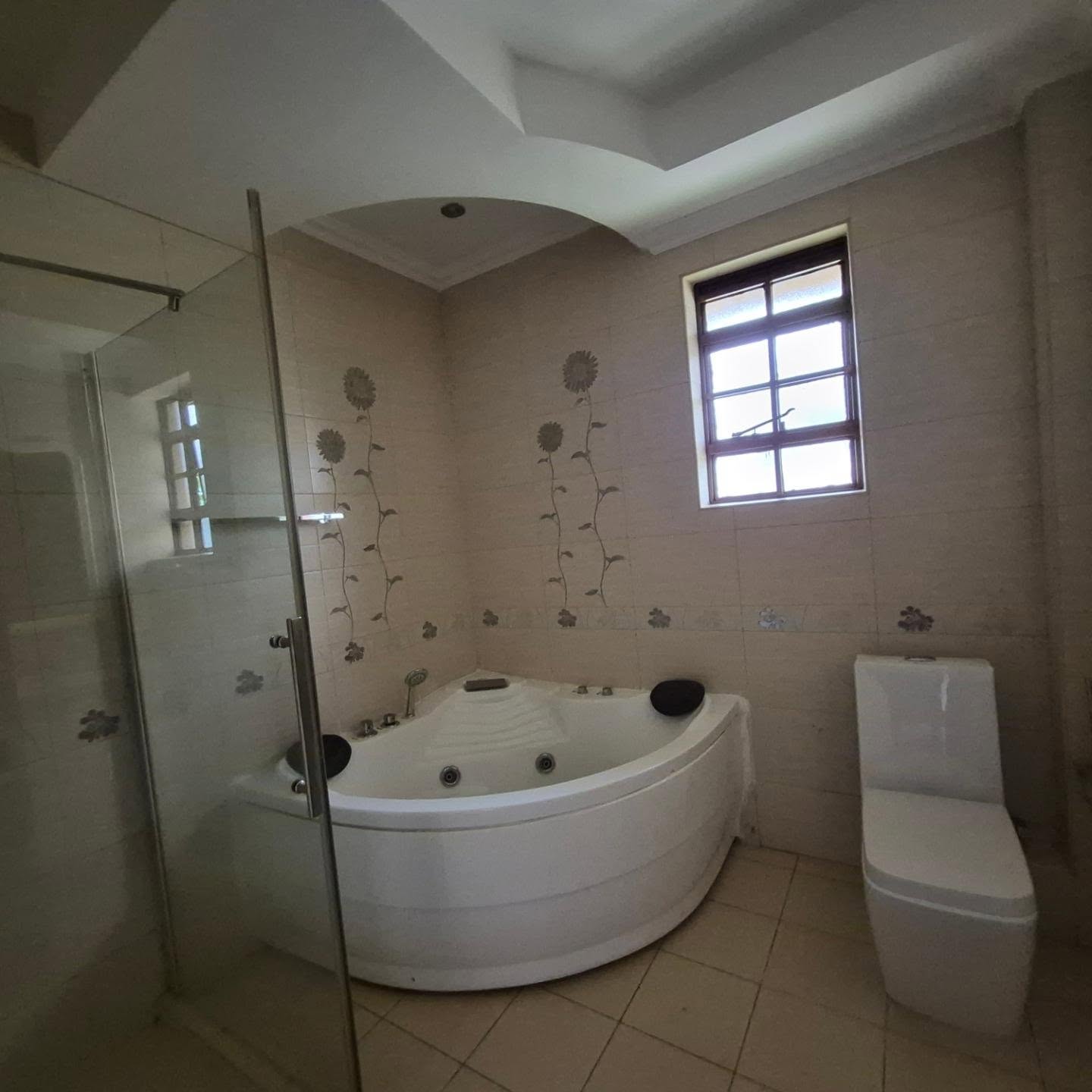 Executive 5 bedroom all En-suite House thumbnail 18
