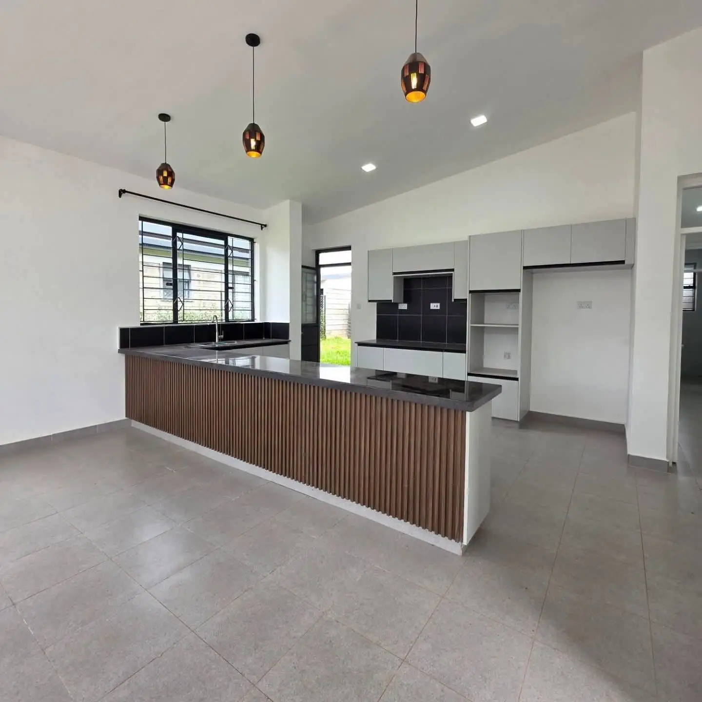Elegant 3-Bedroom All Ensuite Bungalow + DSQ thumbnail 4
