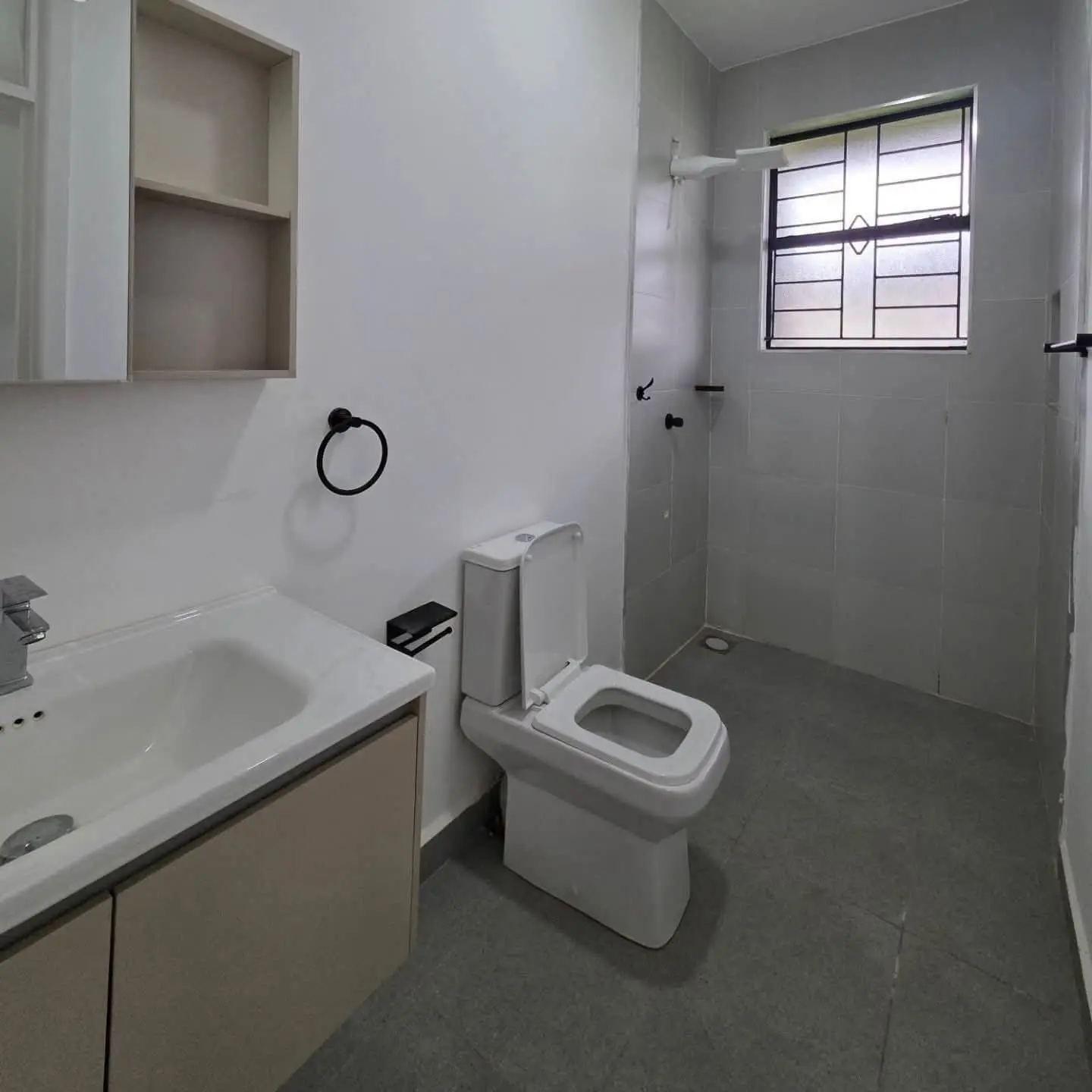 Elegant 3-Bedroom All Ensuite Bungalow + DSQ thumbnail 13